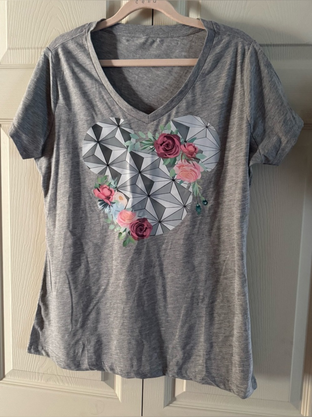 Disney Mickey/Spaceship Earth v-Neck T-Shirt - Size Large